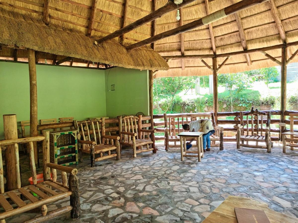 Chimpanzee Capital Safari Lodge Bigodi Buitenkant foto