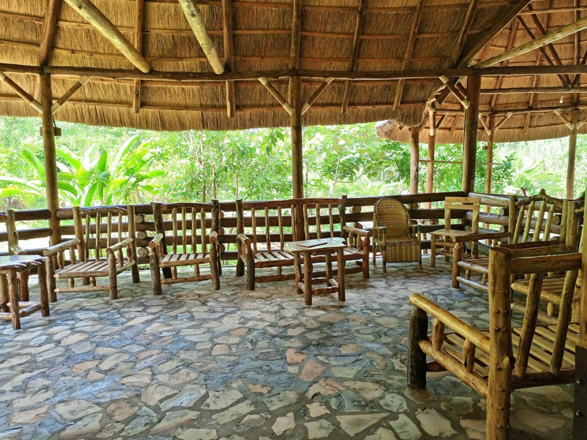 Chimpanzee Capital Safari Lodge Bigodi Buitenkant foto