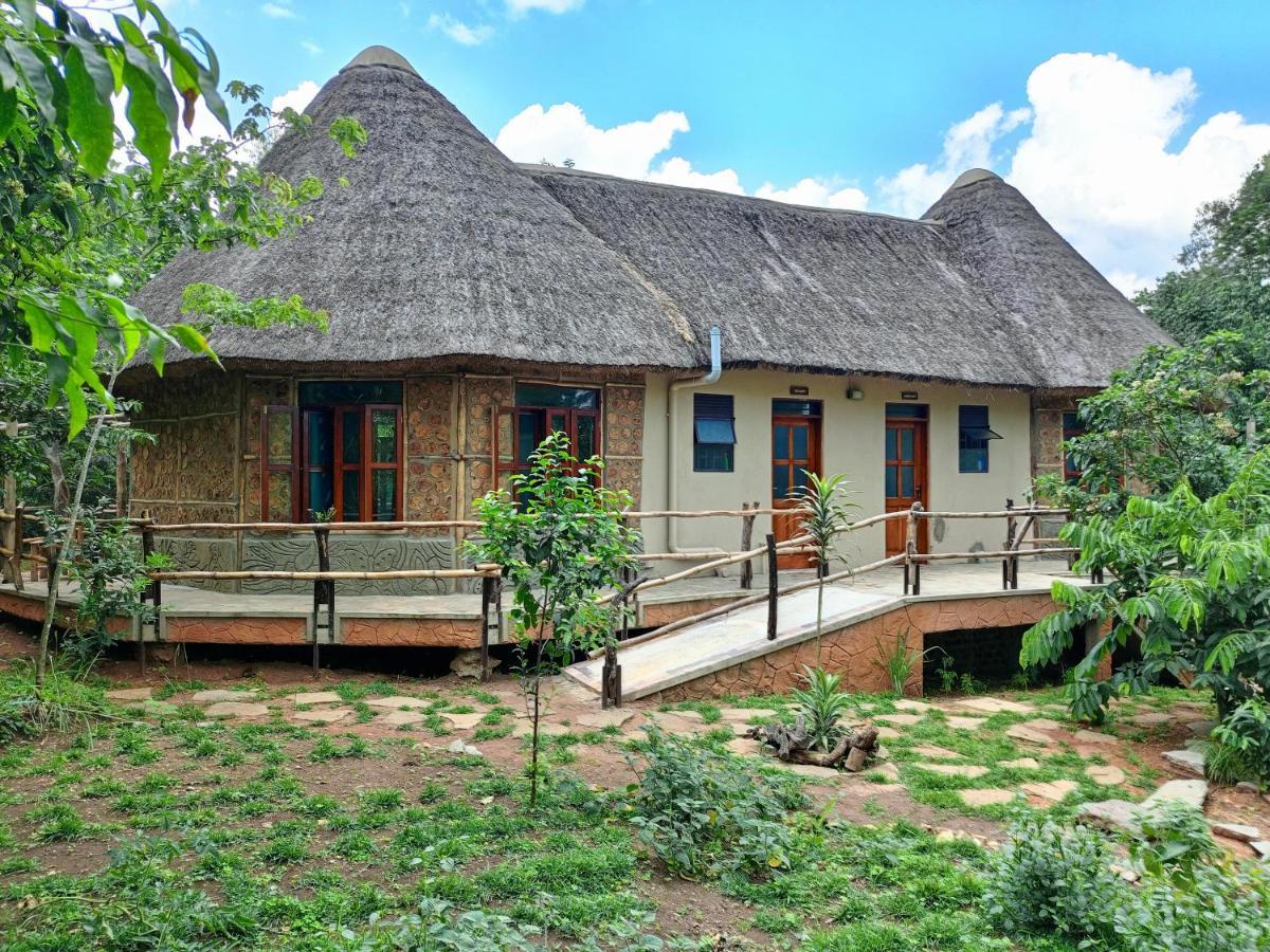 Chimpanzee Capital Safari Lodge Bigodi Buitenkant foto